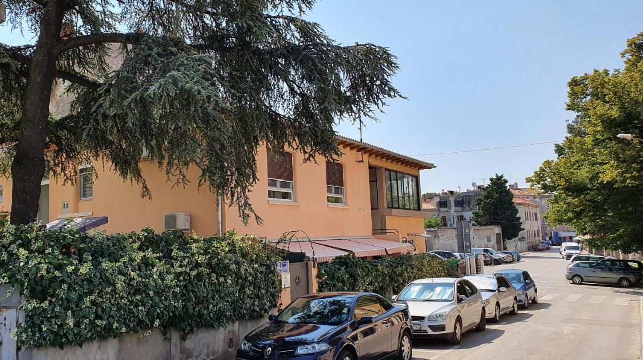 Colosseum Garden Studio Apartments Пула Екстериор снимка